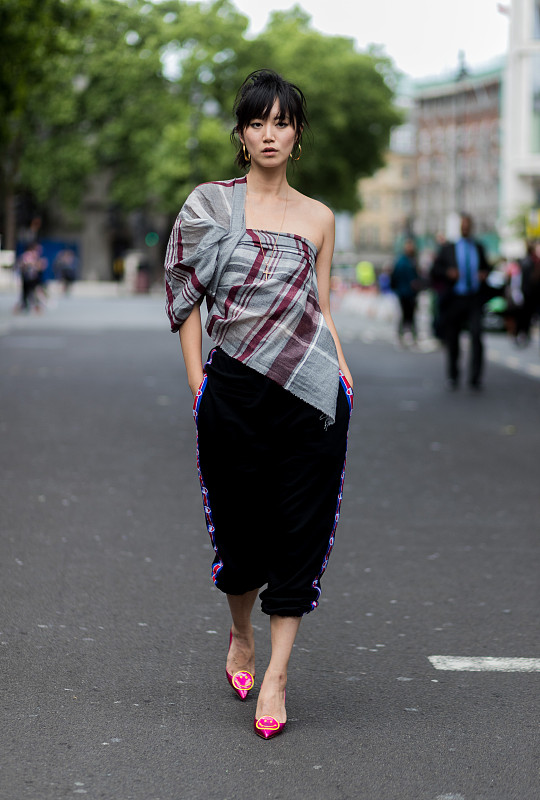 气质美女更要讲究穿搭,这些前卫的造型你欣赏哪个?