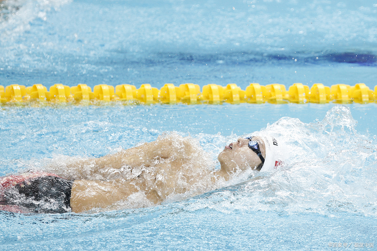 反蛙泳比较省力和实用,我们可以这样轻松游起来