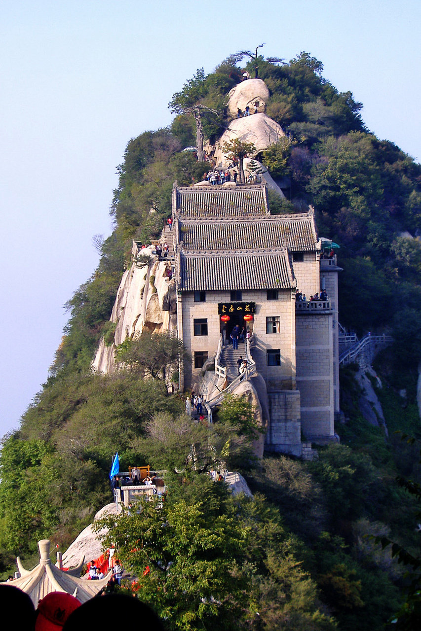 老君山位于河南省洛阳市栾川县,是一个著名的道教圣地,拥有悠久的历史