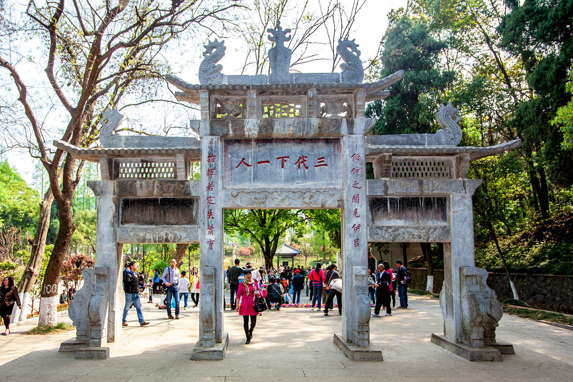 就是这座城市——襄阳!而隆中风景区,就是他成长的地方.