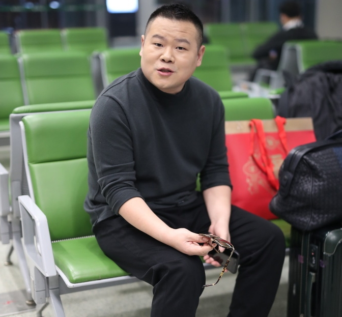 岳云鹏机场候机戴墨镜装酷 见镜头一秒破功