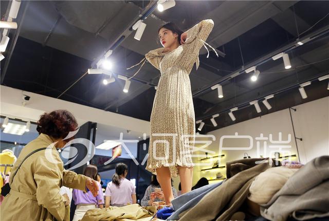 郑州银基试衣模特:每天当众换衣服 有人月入万余元