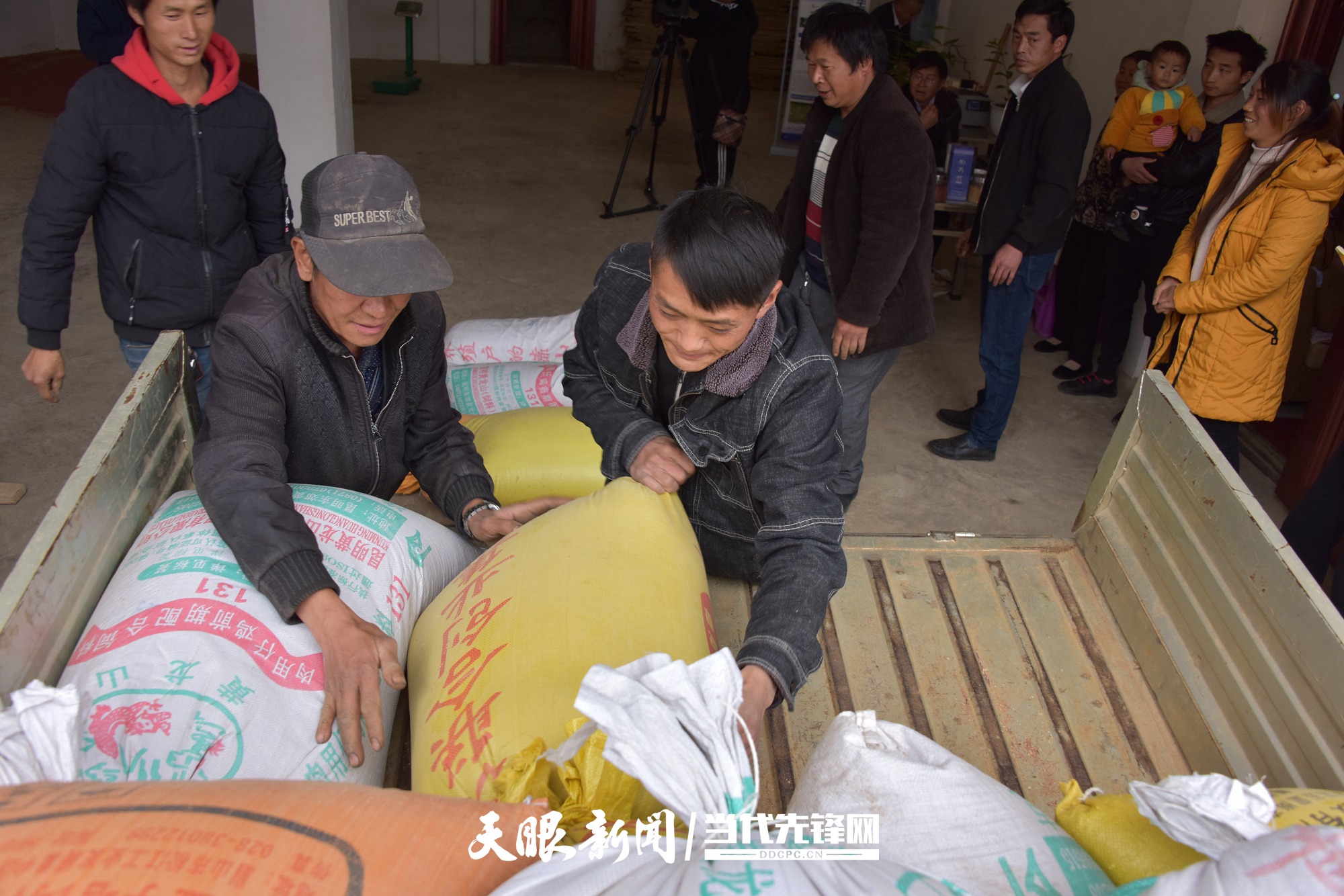 几辆满载着天星米的小货车从远处驶来,缓缓停在了该县玉龙镇沙田村的
