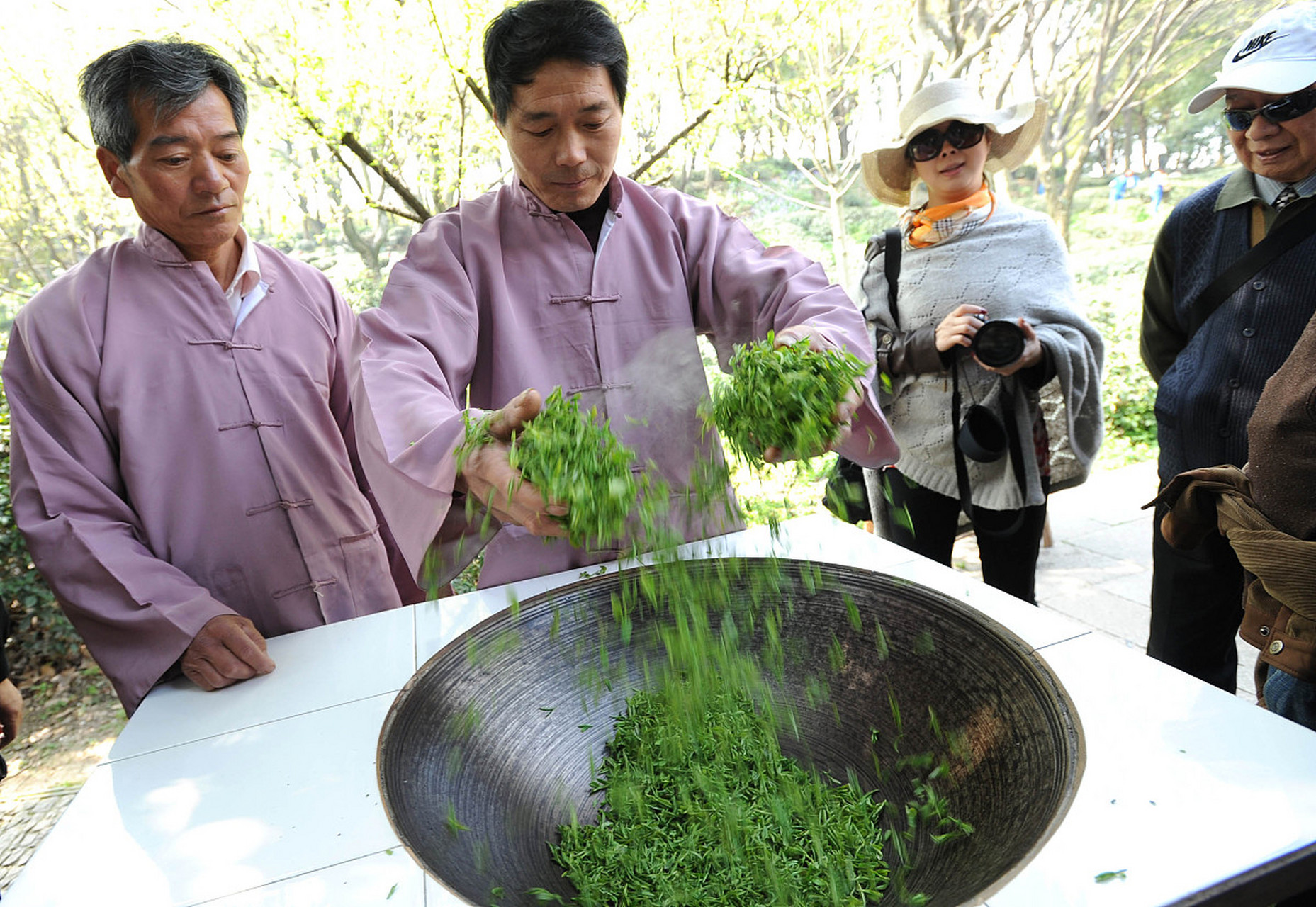 大红袍岩茶是福建武夷山的乌龙茶珍品,经过独特的制作工艺和优质的