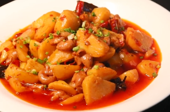 肥肠与土豆的完美结合,烹饪大师亲自下厨,教你这道下饭"神器"