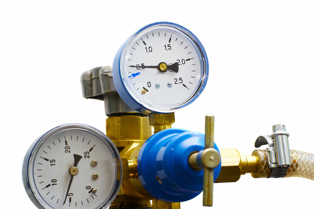 调整负压表需要了解其工作原理和结构,准备专业工具和材料,检查安装和