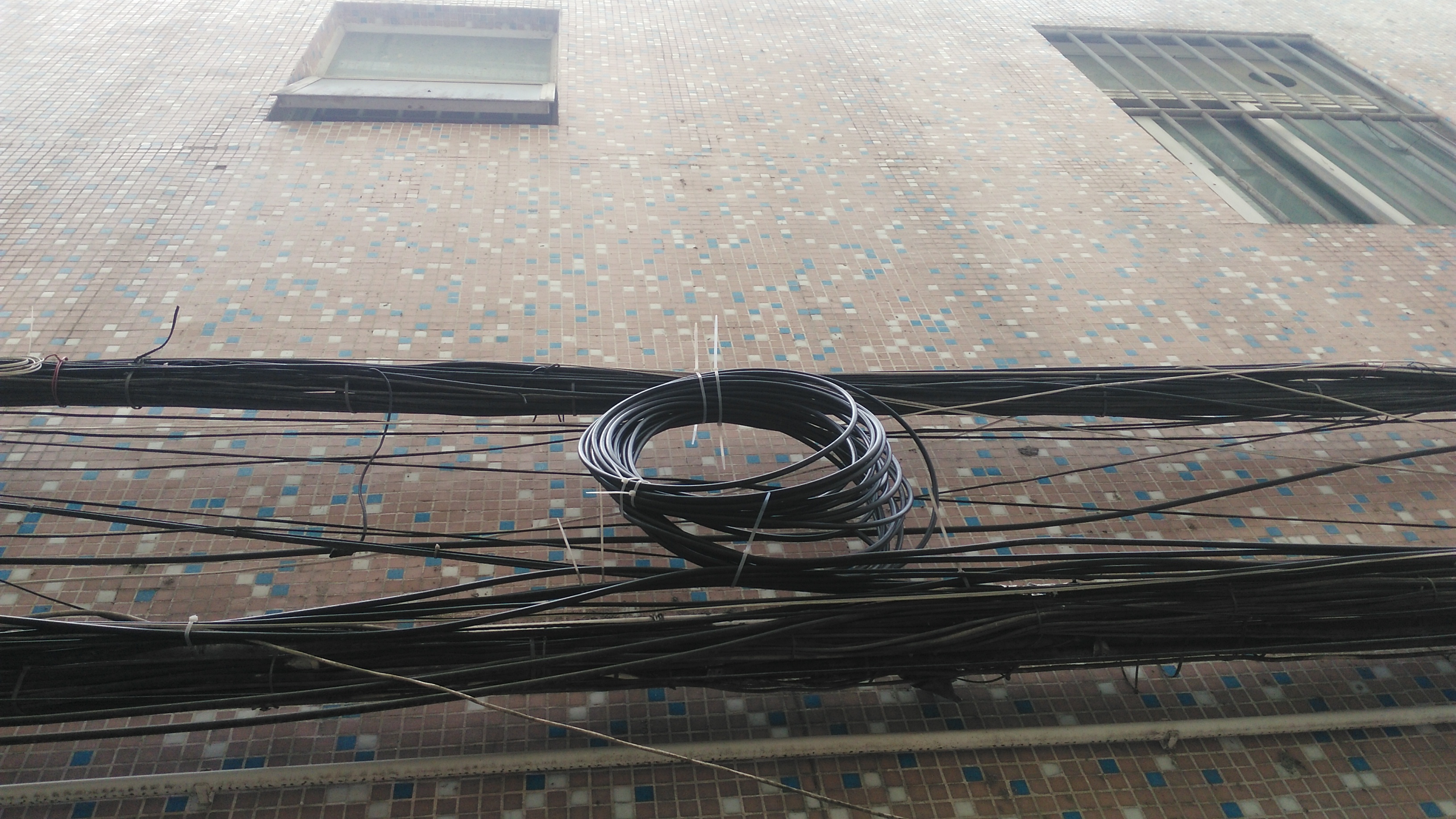 这样的捆团有很多,不知作用何在,是因为最近一次的拉线作业中用不完