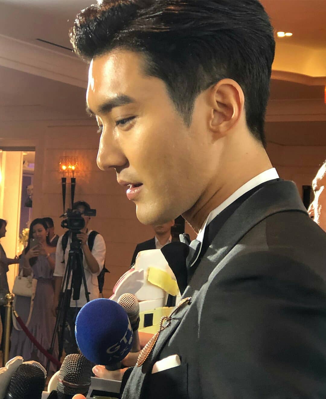 崔始源一身西装出席活动,大长腿很抢镜