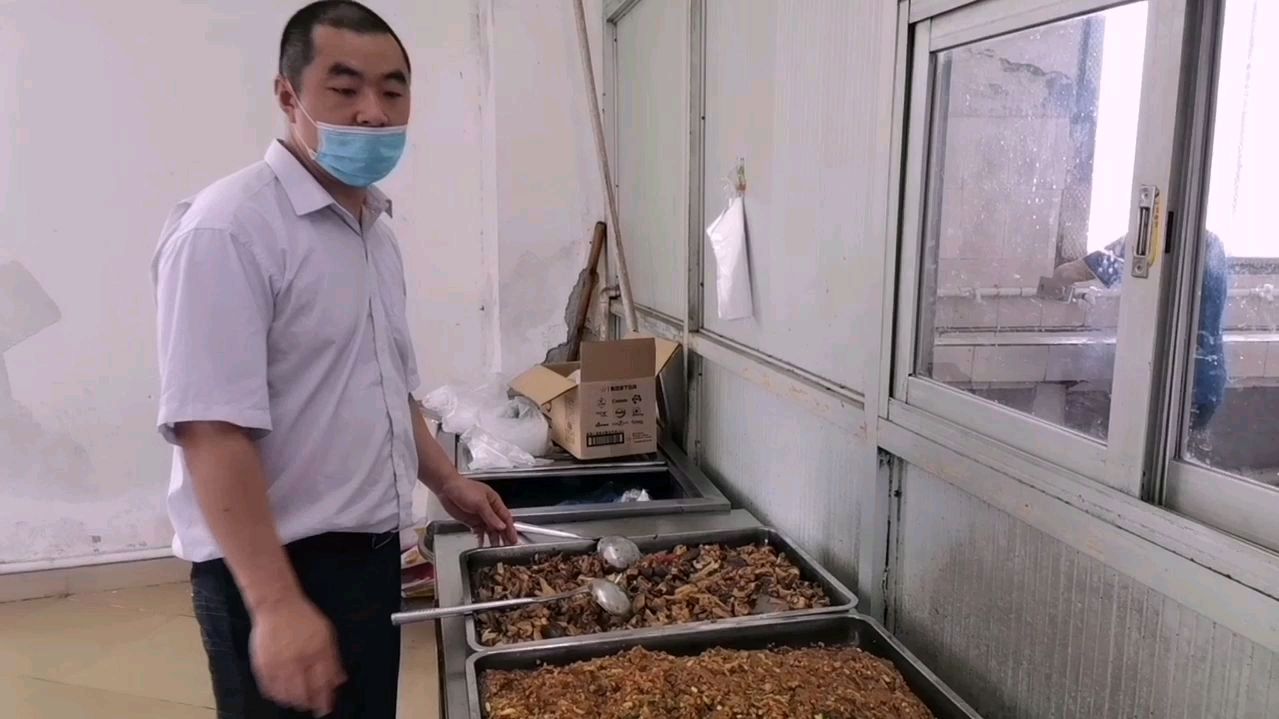 实拍工厂食堂大锅菜,香菇滑鸡,粉条肉沫,蒜蓉青菜,这些菜真香