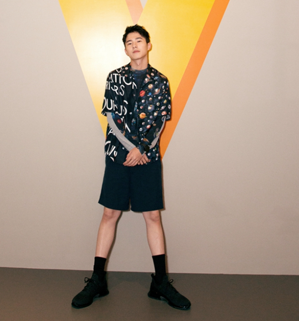 刘昊然穿短裤出席活动,台下粉丝大喊一句话,直接被逗笑了