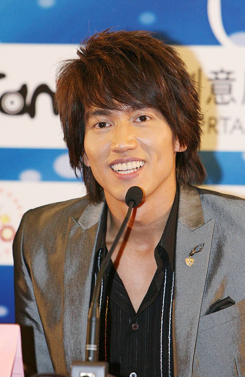 近日,言承旭出席某品牌在上海的线下活动,身穿白色衬衫和卡其布裤子