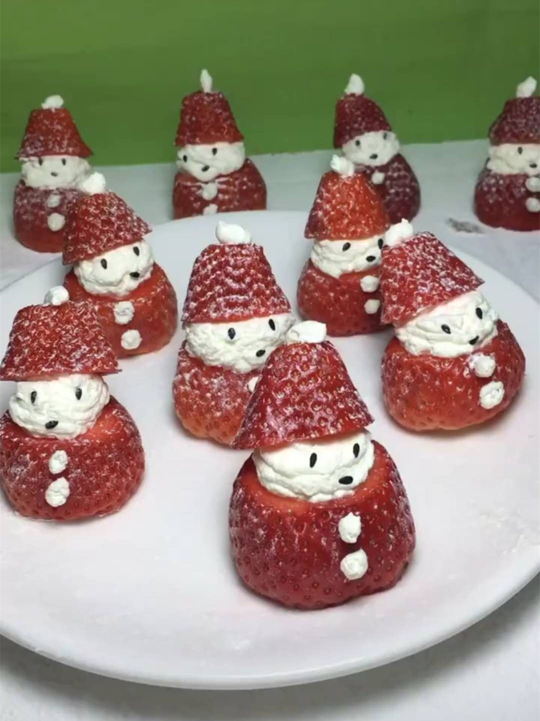 最后用三颗芝麻做成眼睛嘴巴,非常有型的雪人草莓就做好了,生活需要