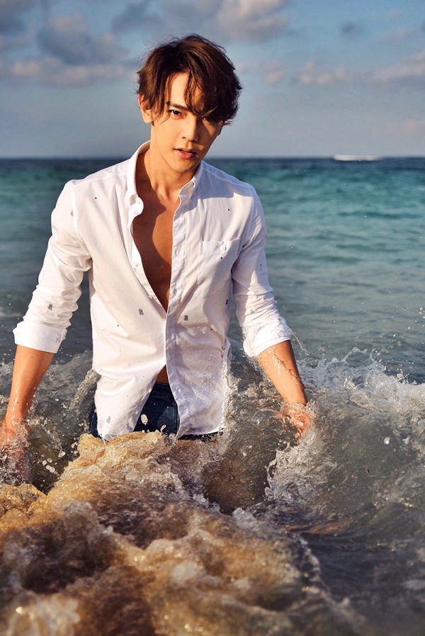 汪东城夏日海边写真 胸肌若隐若现火热一夏