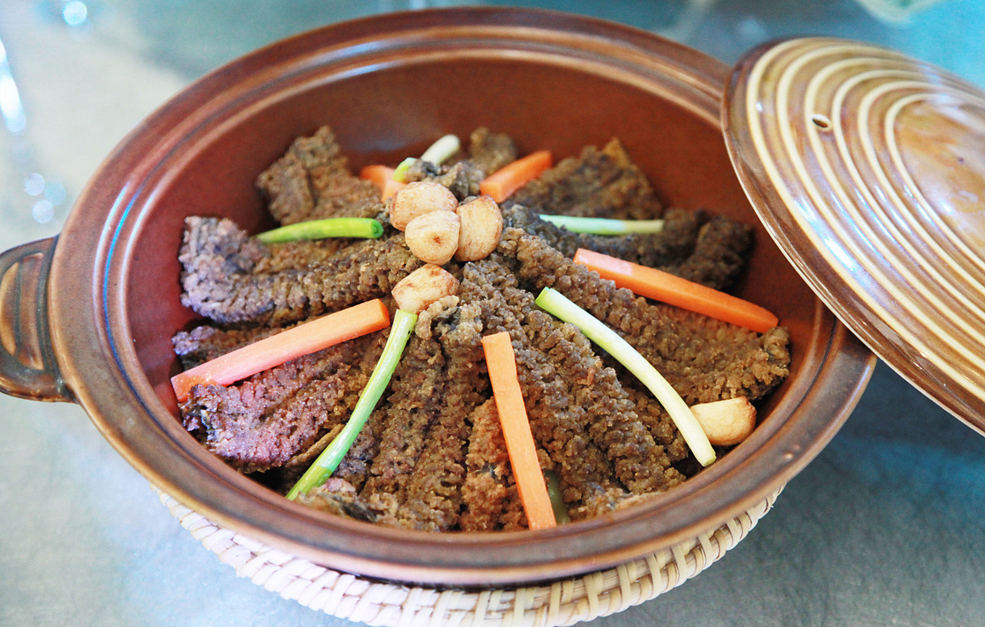 炖生敲是南京地区的一种传统名菜,也是民国时期四大名菜之一.