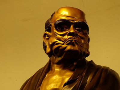 净慈寺屡毁屡建,现在的寺宇,山门,钟楼,后殿,运木古井和济公殿,都是二