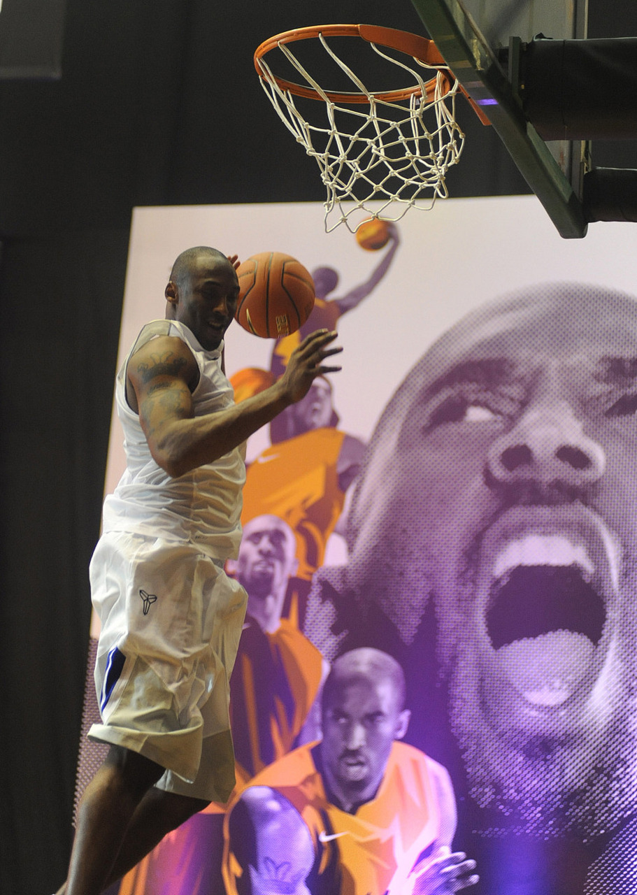 随着湖人队战略调整,老将球员如霍华德面临离队的可能,而他与篮网的