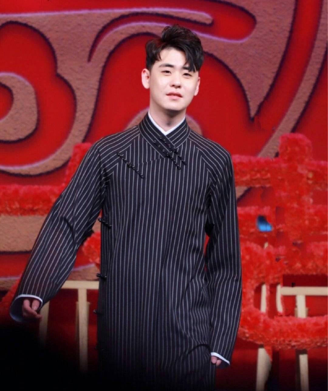 橙色衣服是很难驾驭的,穿在张云雷身上却异常好看.