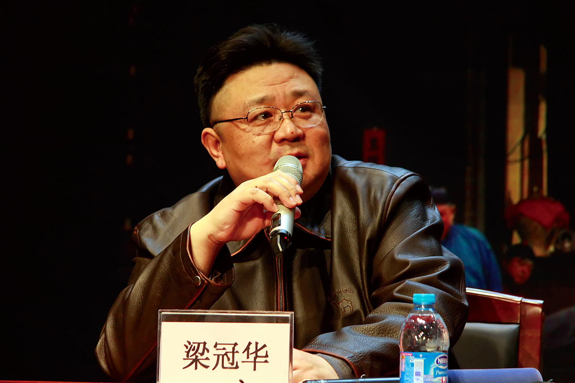 1998年,导演沈好放筹拍《贫嘴张大民的幸福生活》,男主角张大民早早定