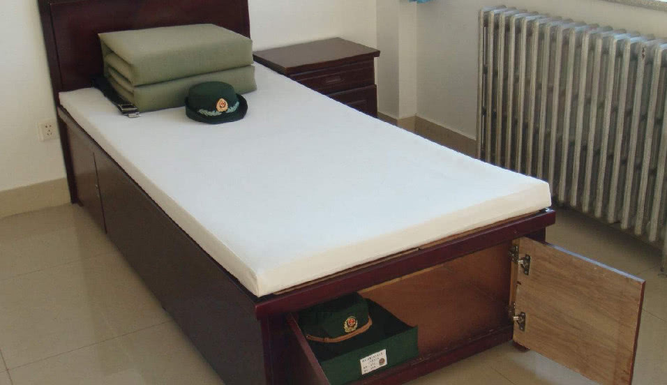 解放军不仅内务出色,看看部队里停放的军车,这才叫震撼!