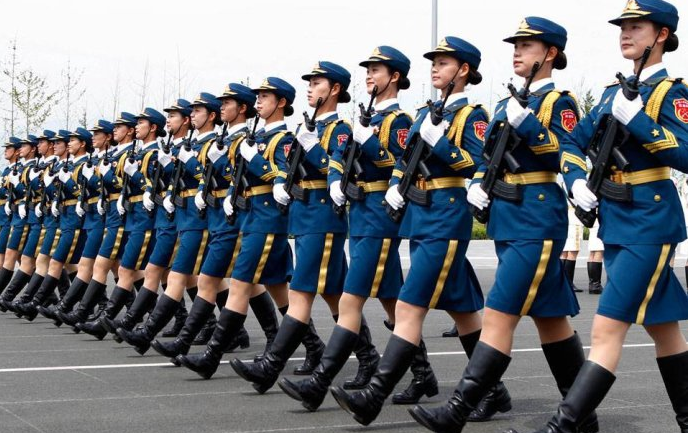 为什么在阅兵仪式上,女兵方阵里的女兵都穿着丝袜?长见识了