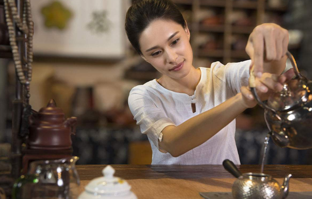 为什么在泡茶时,第一泡茶水要倒掉?听听美女茶艺师怎么说