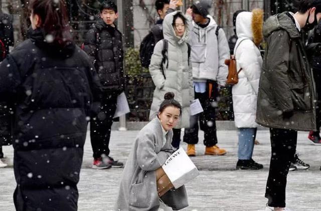 遭遇史上最冷艺考,女考生雪天候考美丽冻人,最尬姿势也仪态万千