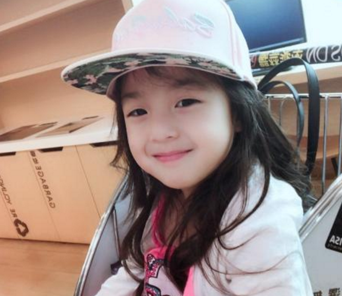 小泡芙不仅长高了还长出了双眼皮,唯独这个不变,老爸的压力大了