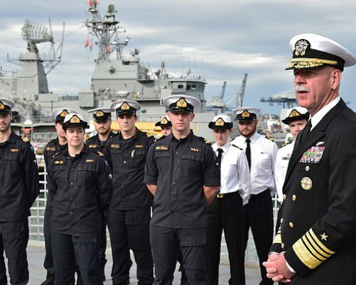 新西兰海军允许士兵化妆,男兵也可涂指甲油戴假睫毛