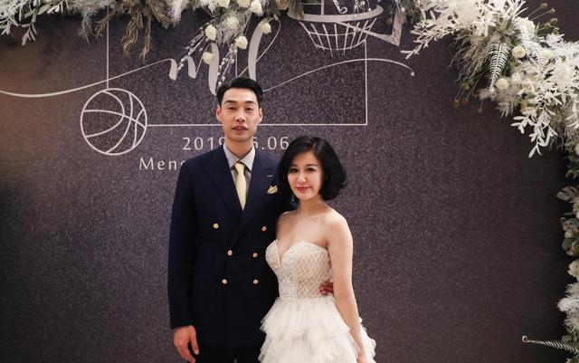 孟达二婚引球迷热议,前妻赵丹丹父亲节发声,照片透露1重要信息