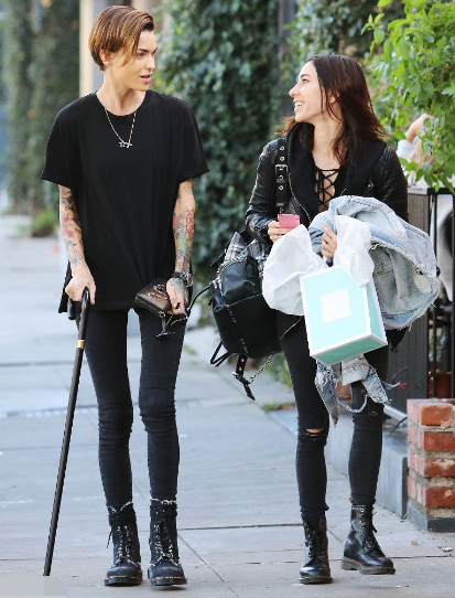 ruby rose术后拄拐行走,女友在旁悉心照顾,开怀大笑心情好