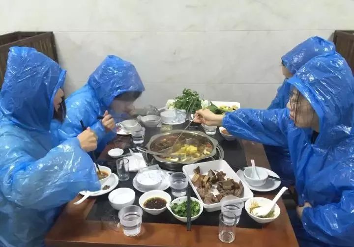 4个姑娘穿雨衣吃火锅,照片惊呆网友:吃货界高手!