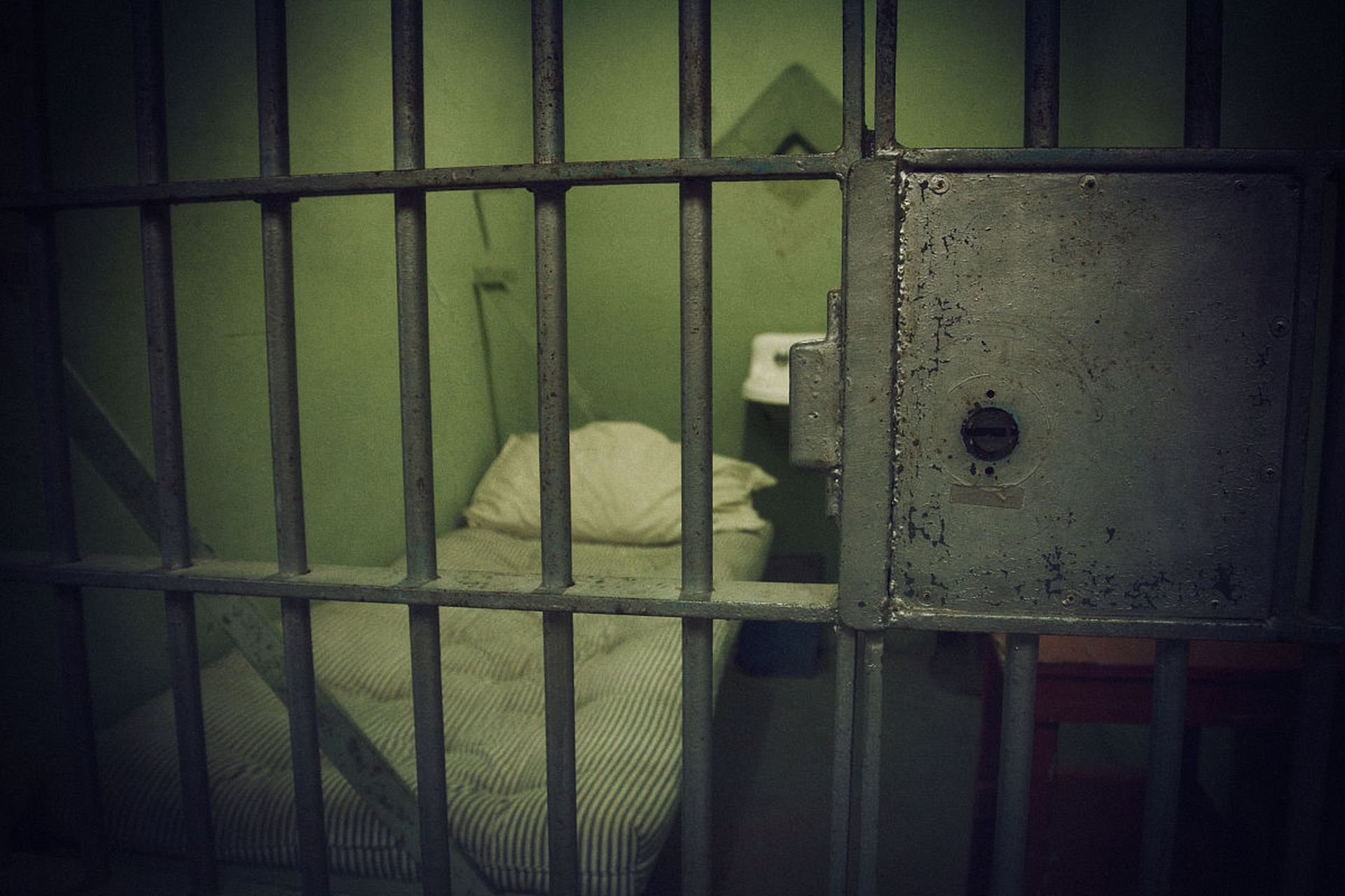 关了多少犯人?   1,中国监狱有164万个犯人.