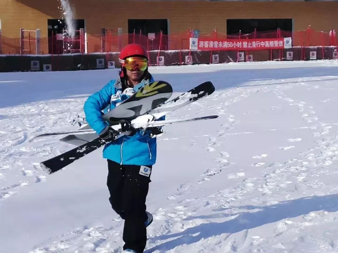 11月18日,奥悦碾子山国际滑雪场首滑启幕