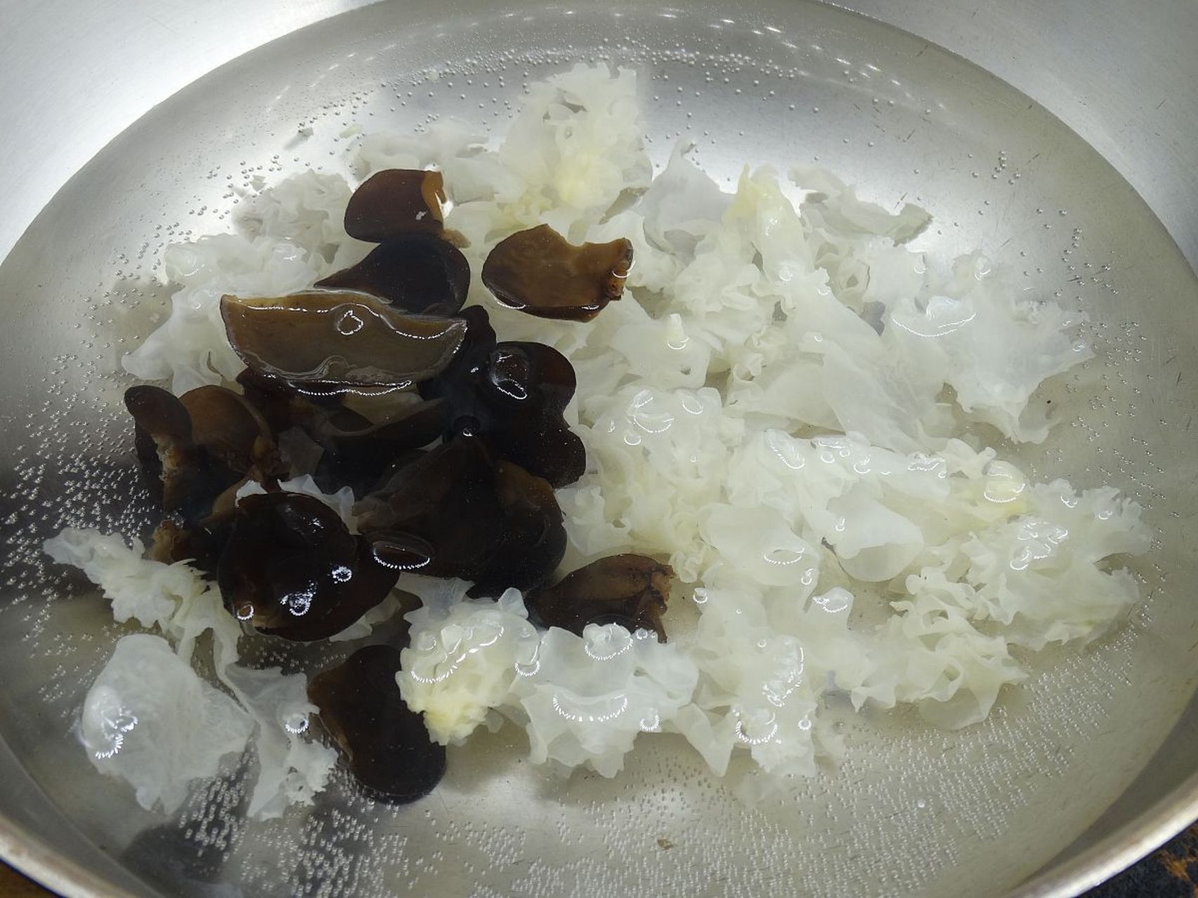 将银耳,黑木耳用温水发泡,并摘除蒂柄,除去杂质,洗净,放入碗内,加水