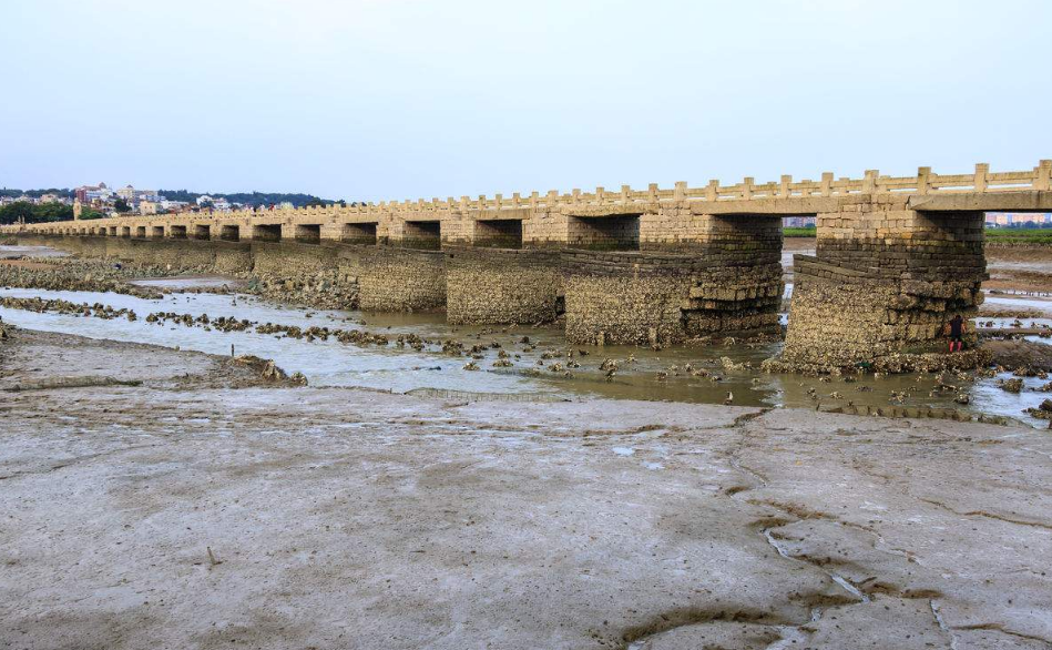 虽然这样的方法很聪明,但日积月累桥墩还是会损坏,桥基也会随之破坏