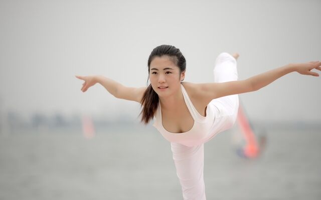 办公室瑜伽助你缓解工作压力 七式瑜伽动作有效放松身心