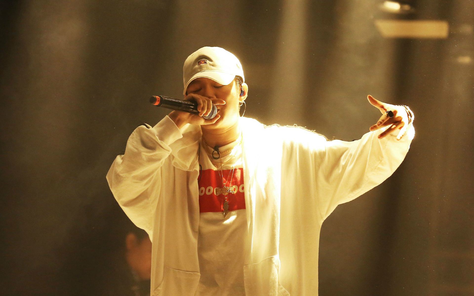 说唱团体红花会复出,演唱会声势浩大,但这个荧光棒是怎么回事?