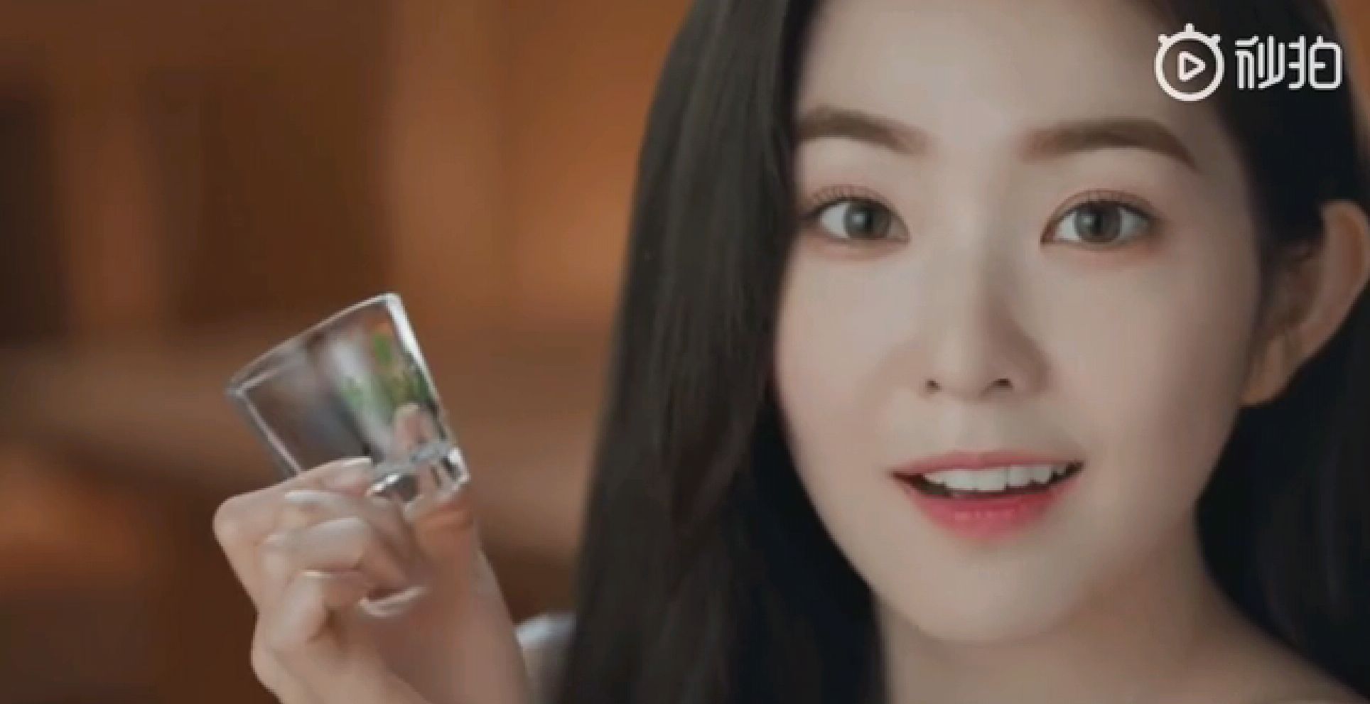 irene裴珠泫接棒iu拍摄烧酒广告,美得像冰雪中的精灵.