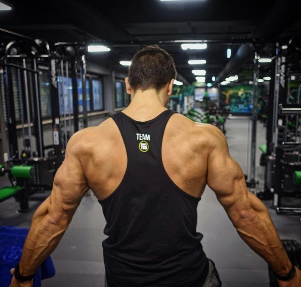 教你7个练背动作,打造迷人倒三角,练出完美背部