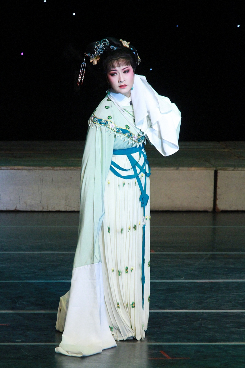 方亚芬是上海越剧名家,遥想当年与越剧的初次结缘,方亚芬竟用"糊里