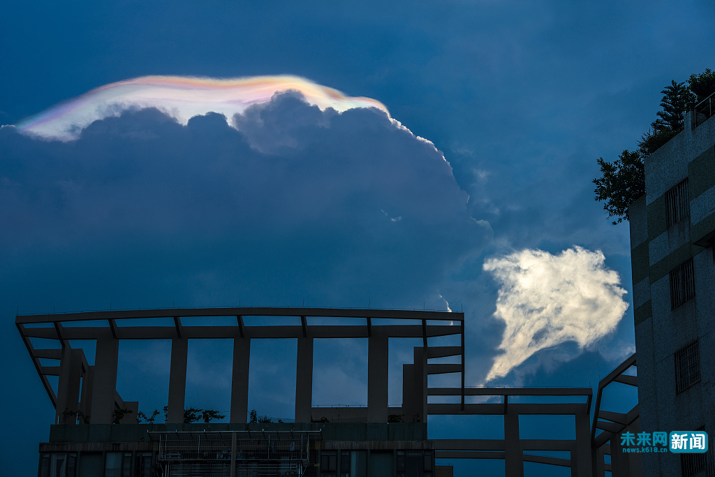广州天际出现罕见绚丽"七彩云"