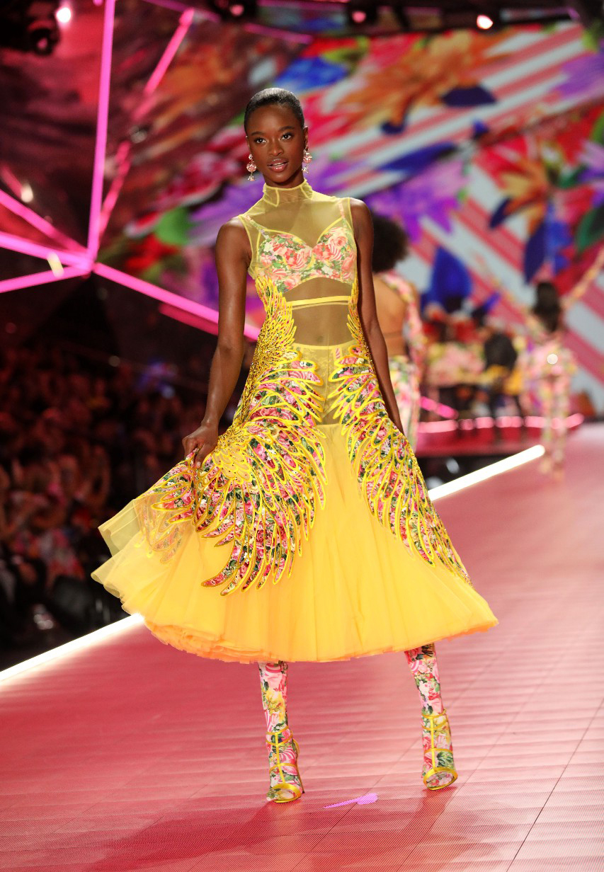 维密超模出席维多利亚的秘密年度秀,网友:身材太好了!