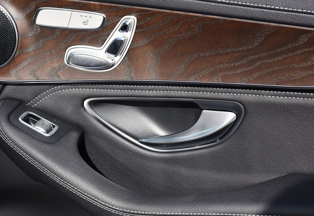 这是这款车的门把手,小编觉得很不错,形状好看,操作也比较方便.