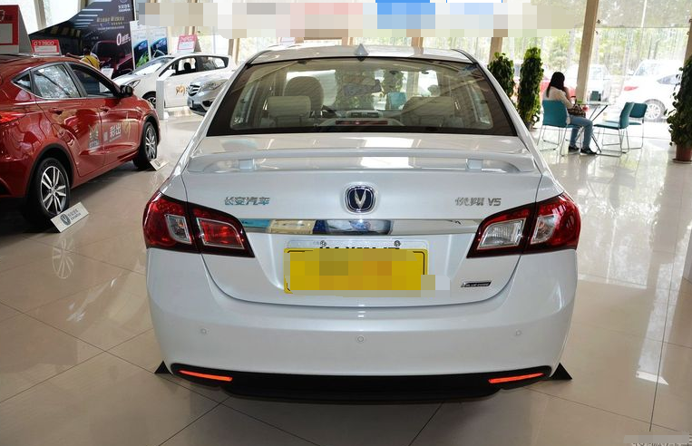 长安悦翔v5,时尚大气运动风格突显,对年轻人是一款不可错过的车