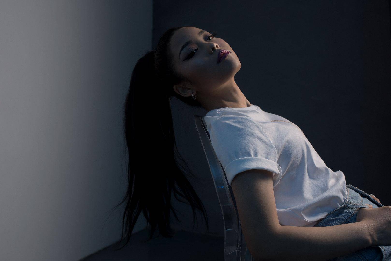 "莫小贝"长大气场挡不住,基础白t梳脏辫,挑战上挑眼线认不出