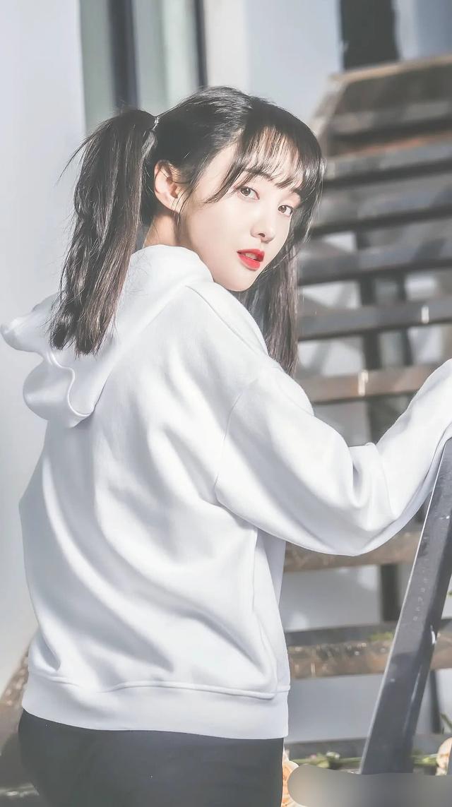 郑爽"鼻子恢复正常"颜值重回巅峰,白色卫衣搭配牛仔裤,美炸了