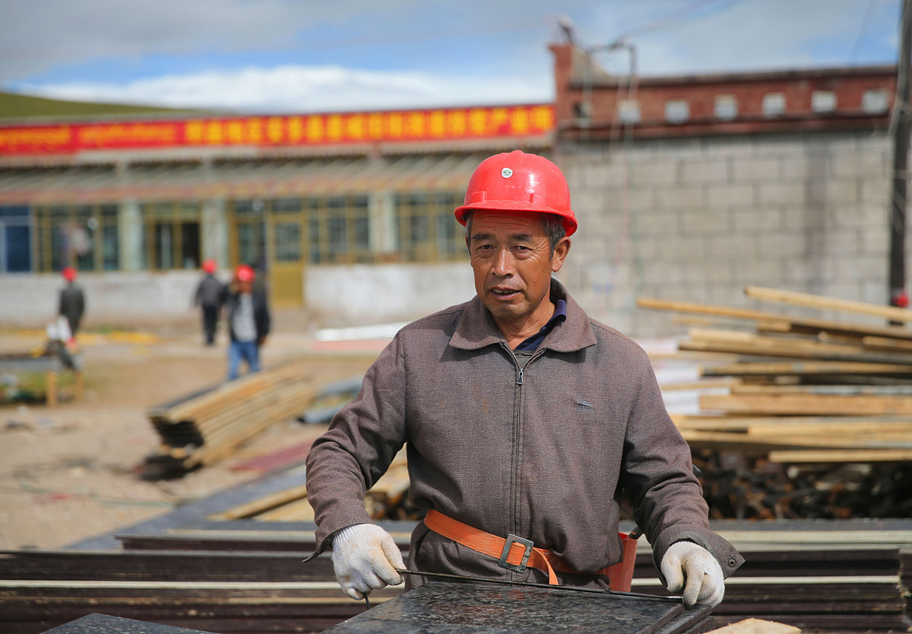 他的工作辛苦且危险,但工资微薄.