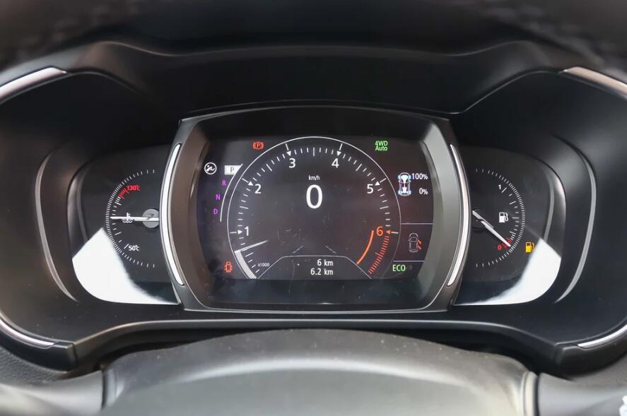 仪表盘的设计十分用心,显示非常清楚,一目了然.颇有独到之处.