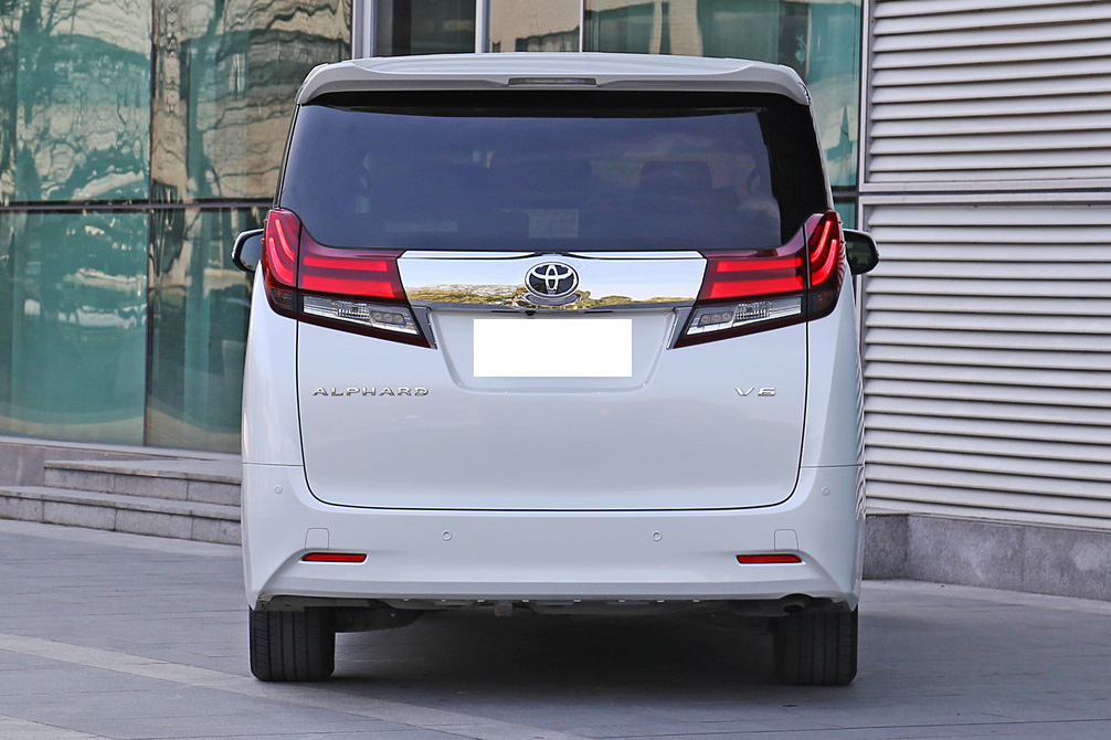 丰田埃尔法造型激进,车尾线条简洁,动力搭载3.5lv6发动机