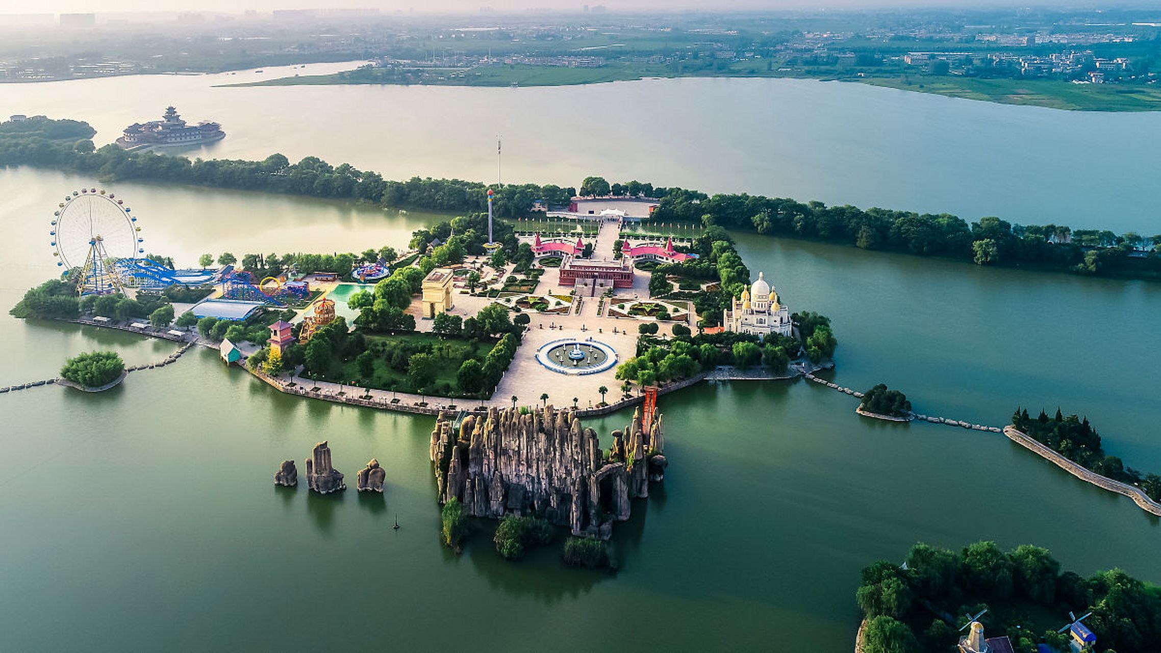 滁州是位于安徽省东部的旅游胜地,拥有琅琊山,明文化村,凤阳花鼓戏等